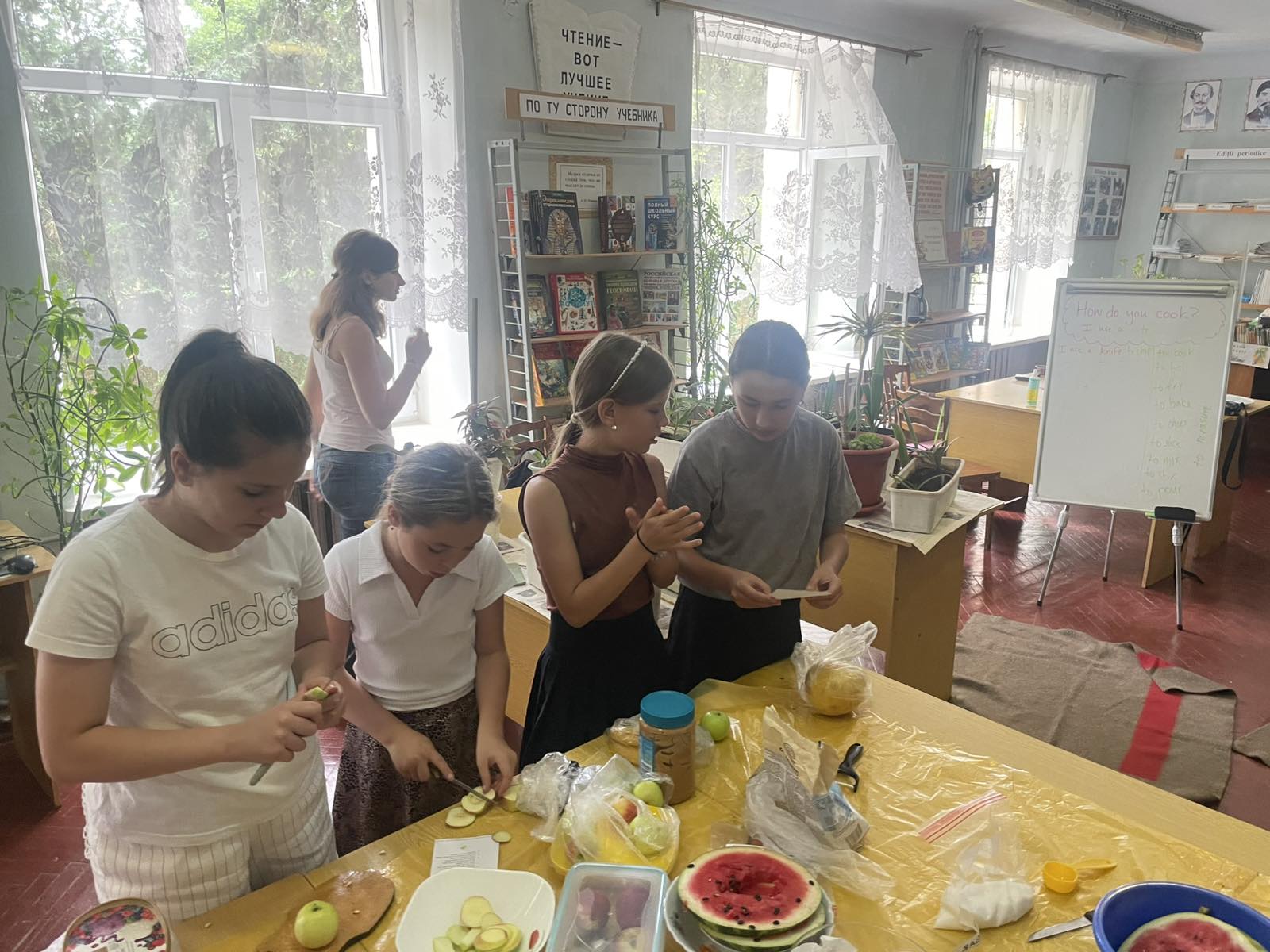 Vara_la_Bibliotecă - Am savurat din plin cunoștințele, activitățile interesante, dar și fructele delicioase.