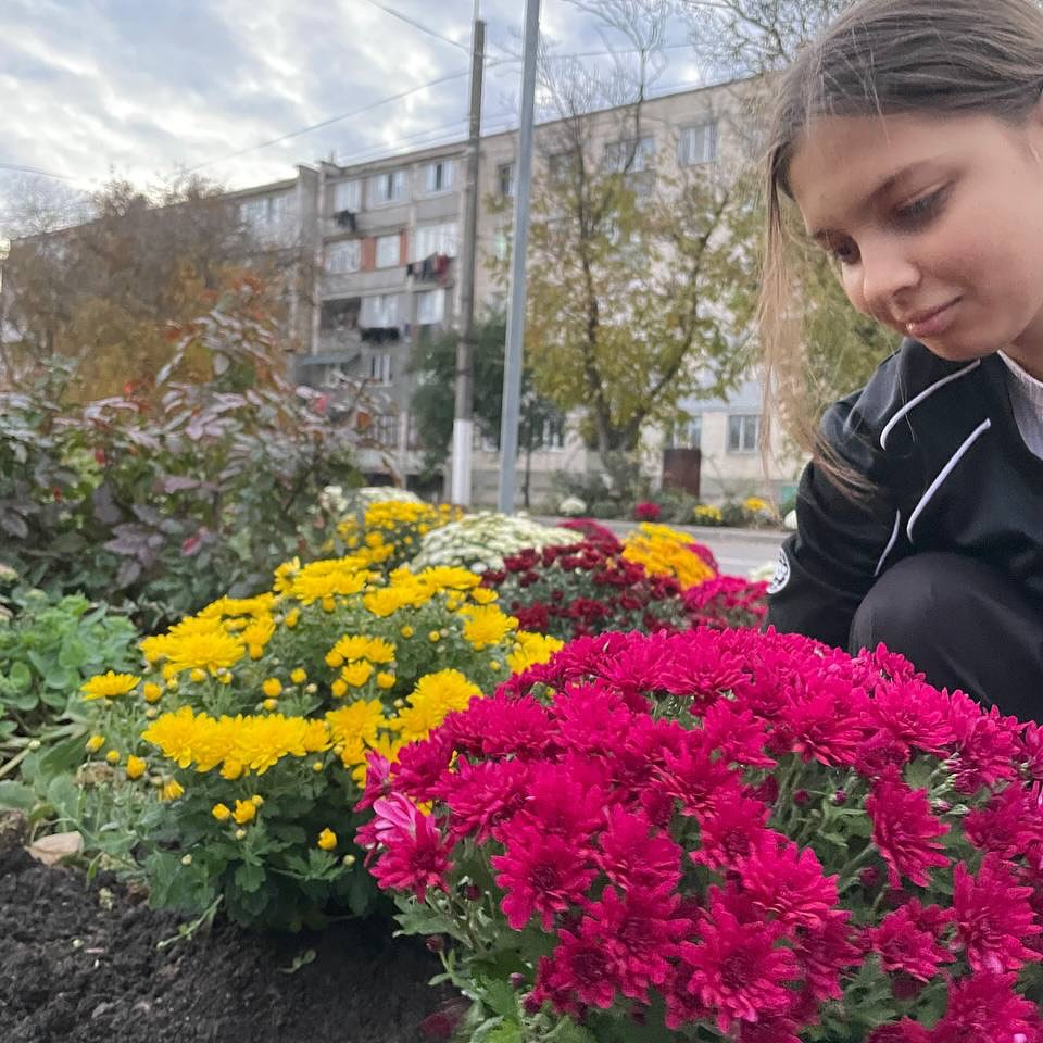 Echipa Centrului de Tineret Cerescu, împreună cu voluntarii noștri dedicați, a contribuit la înfrumusețarea comunei Cerescu prin plantarea florilor!