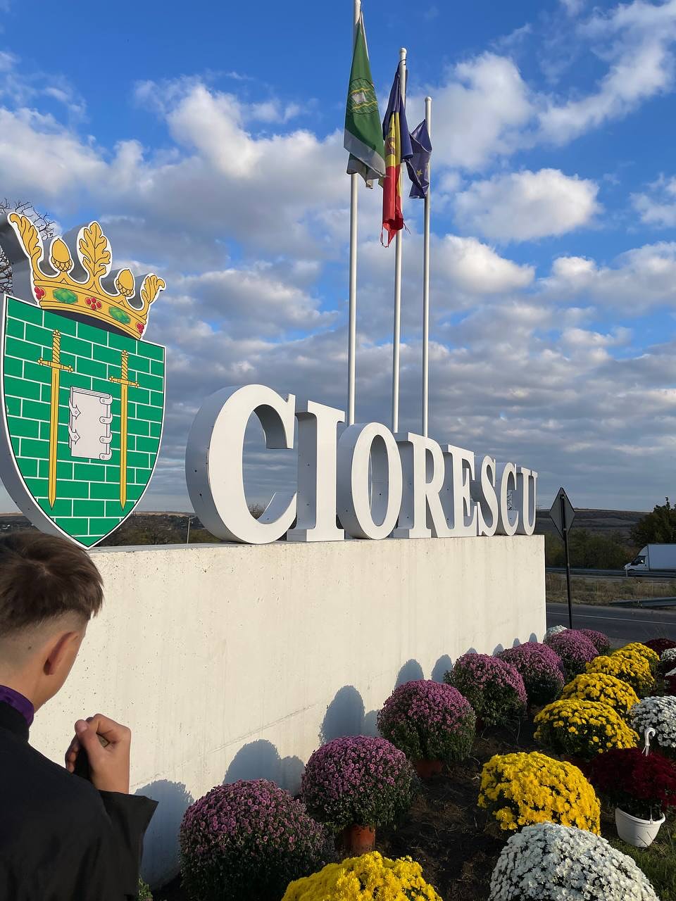 Voluntarii noștri au contribuit la înfrumusețarea localității prin plantarea florilor în mai multe zone din comună