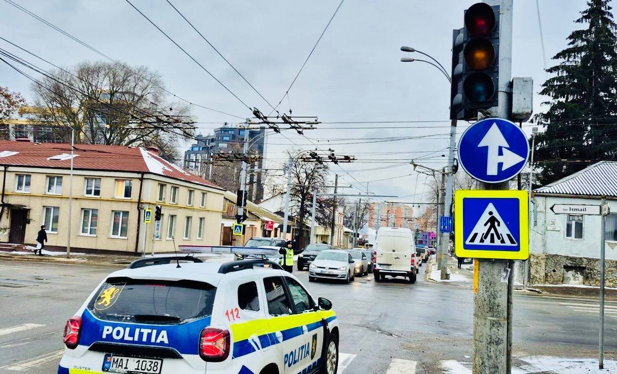 În suportul conducǎtorilor auto, în intersecțiile cu risc sporit au ieşit polițiștii, care asigură în continuare dirijarea circulației!