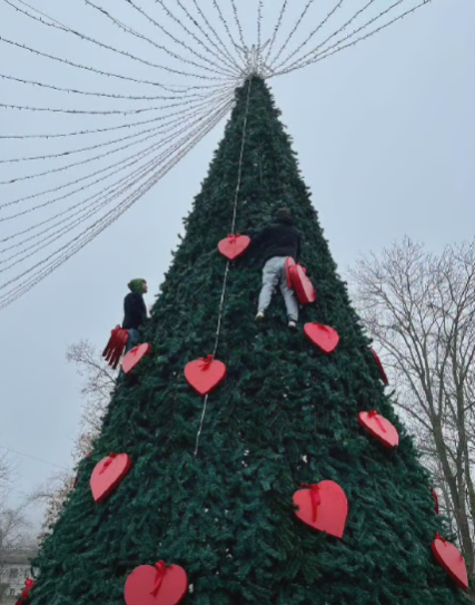 În luna dragostei, bradul din centrul comunei Ciorescu și-a îmbrăcat alte haine, fiind împodobit cu inimi roșii – simbol al iubirii și al bucuriei!