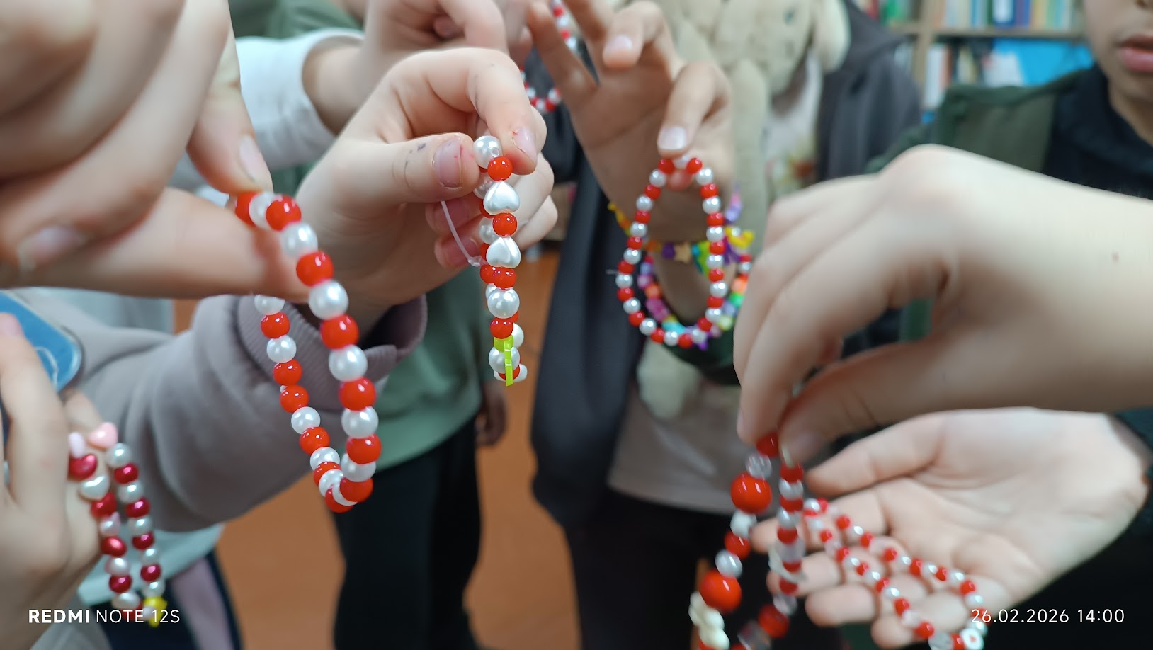 Atelier de confecționare a brățărilor alb-roșii, simbol al primăverii!