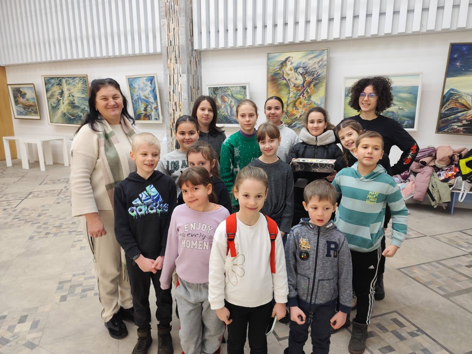 Excursie educativă pentru elevii Școlii de Arte „Ion Gheorghe Ciorescu”, secția Meșteșug popular, la expoziția „Călătorie în timp”!