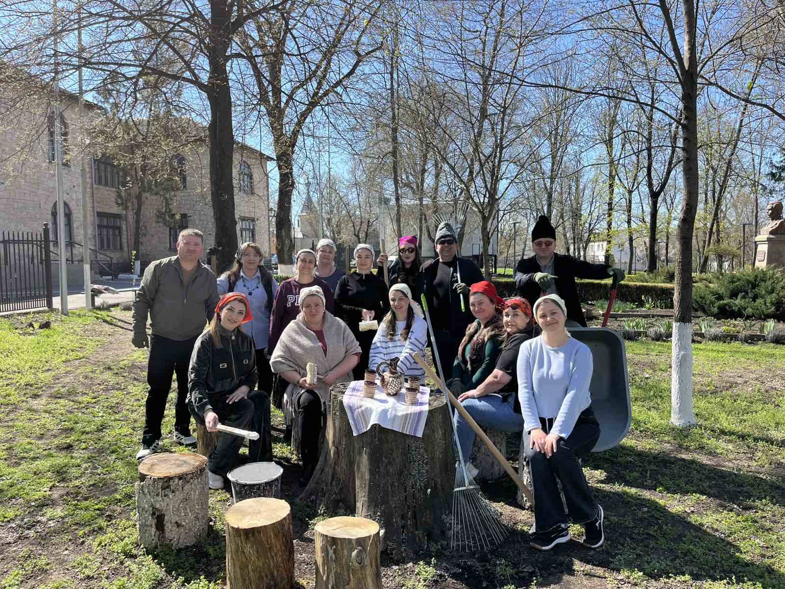 Profesorii Școlii de Arte „Ion Gheorghe Ciorescu” dau exemplu de responsabilitate prin acțiuni de salubrizare în parc!