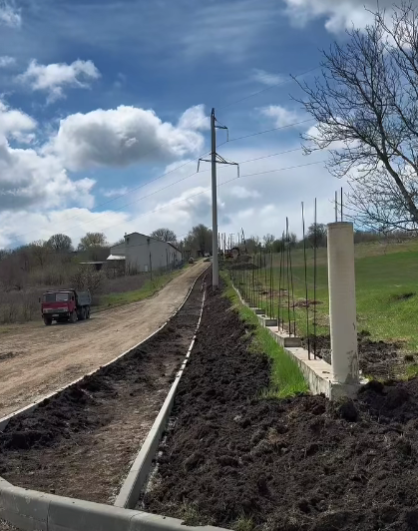 Au început lucrările de asfaltare a drumului de acces către cimitirul din Ciorescu!