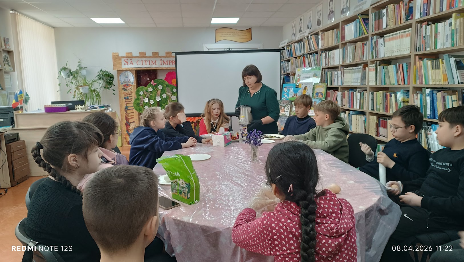 Atelier de vopsire a ouălor pascale „curcubeu”cu un grup de elevi de la gimnaziul nr.45!