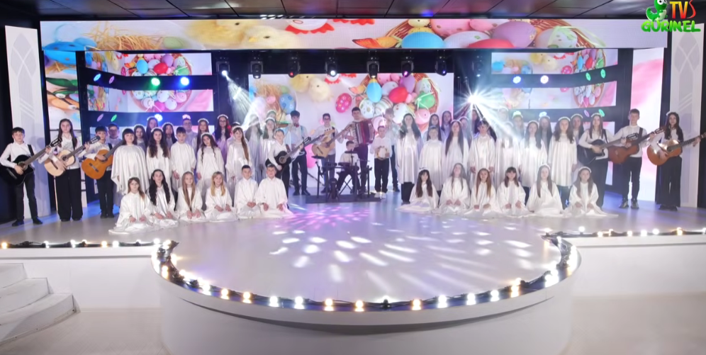 Corul „Rapsodie” din Ciorescu interpretează colindul pascal „De Paște” într-un moment artistic de excepție!