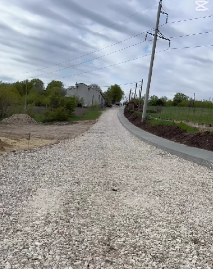 Pregătiri pentru asfaltarea drumului către cimitirul din Ciorescu după finalizarea lucrărilor de pavare!