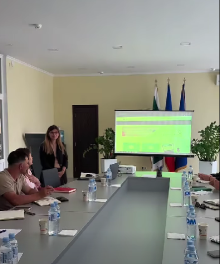 Astăzi, 28 mai 2026, în cadrul Primăriei comunei Ciorescu, s-a desfășurat sesiunea de informare privind oportunitățile de finanțare din cadrul Programului LEADER, lansat de GAL „Vatra Morilor