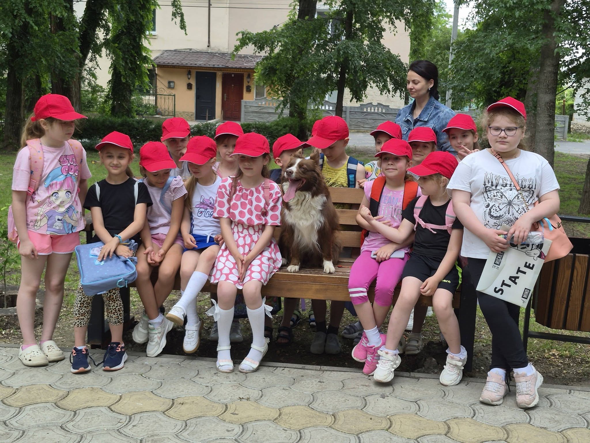 Aventură educativă la tabăra „Artiști în devenire”: Copiii au învățat reguli de siguranță de la reprezentanții poliției!