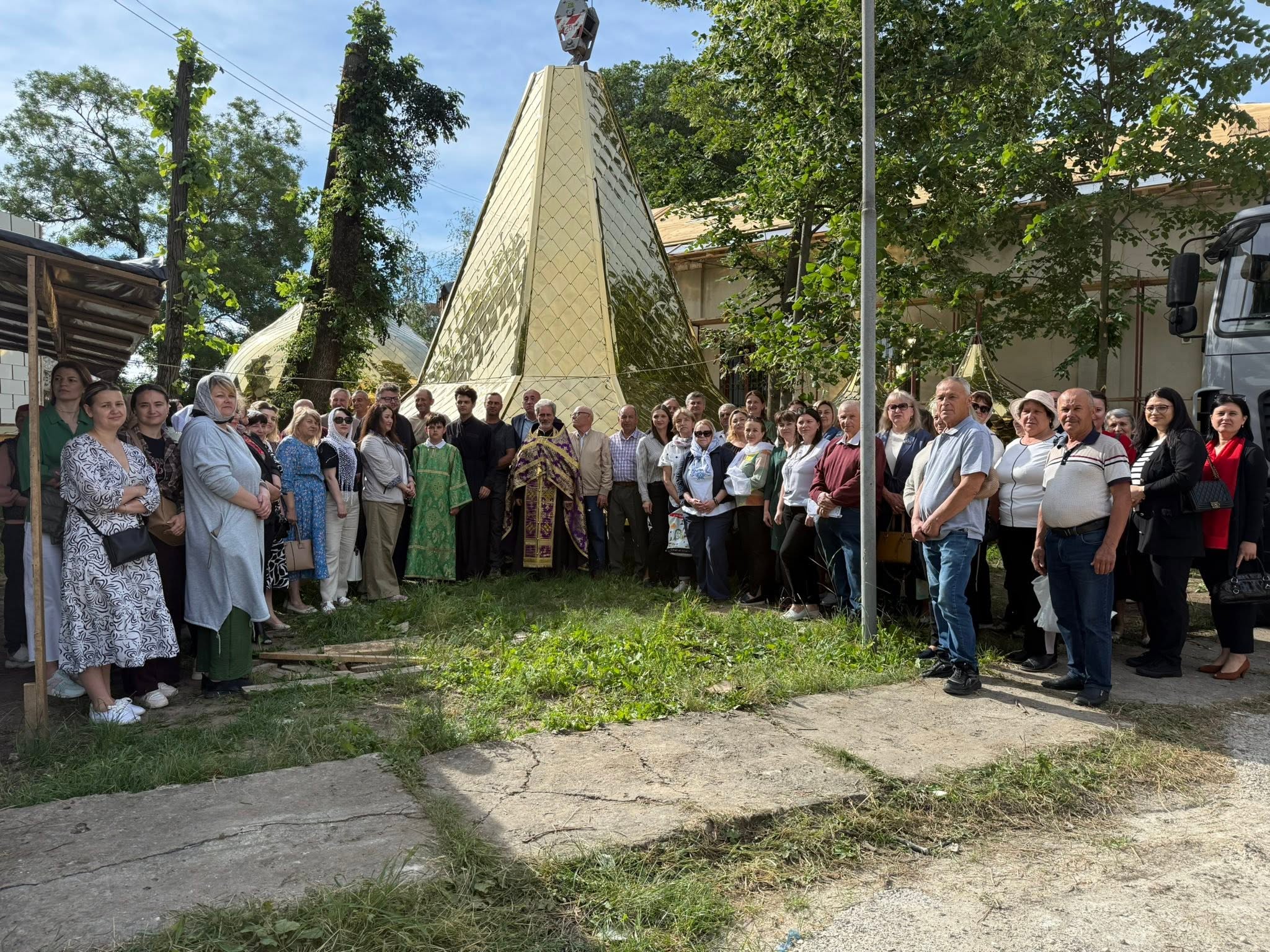 Renovare a Bisericii „Sfânta Cuvioasa Parascheva”, au fost ridicate și instalate noile cupole ale sfântului lăcaș!