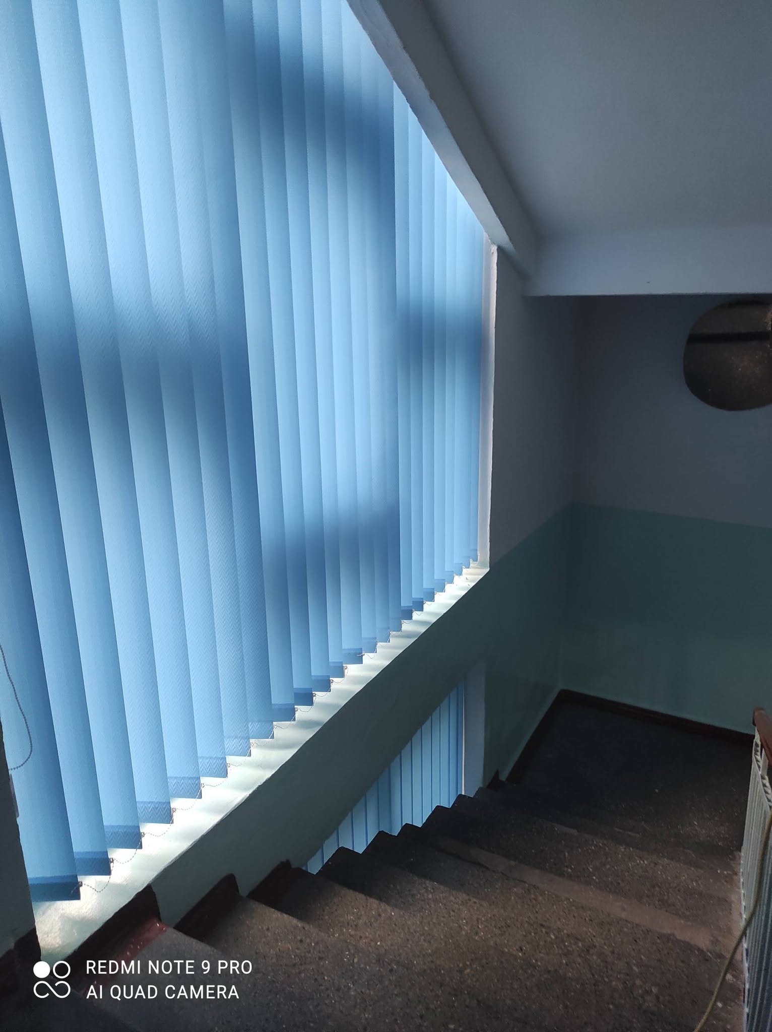 Încă un proiect finalizat în Gimnaziul 45: instalarea jaluzelelor în hol!