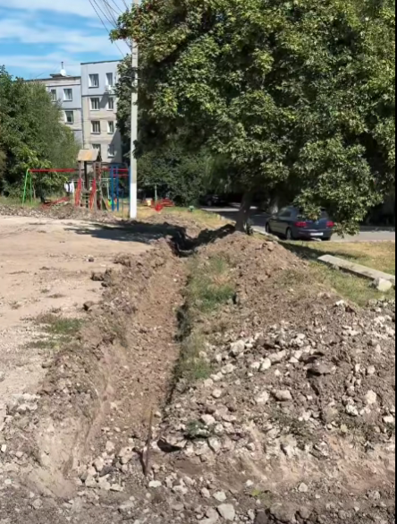 Primăria comunei Ciorescu informează că, în cadrul proiectului „Curtea Europeană”, continuă lucrările de amenajare a parcărilor!