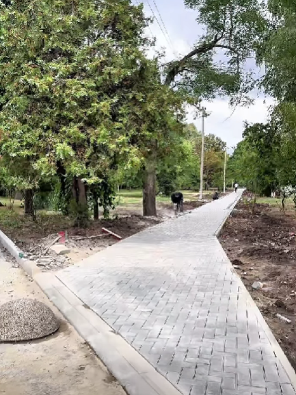 Lucrările de construcție a căii de acces pietonale dintre I.P. Liceul Teoretic „Nicolae Bălcescu” și Gimnaziul nr. 45 continuă!