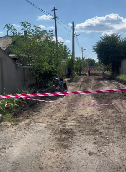 La 15 septembrie 2026 au fost demarate lucrările de asfaltare a străzii Trandafirilor din comuna Ciorescu!